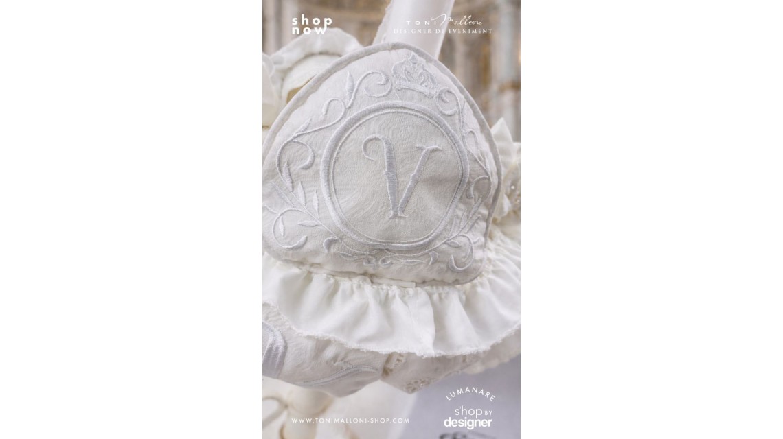 Lumânare Botez Fetiță cu Monogramă Brodată și Orhidee Phalaenopsis Model Elegant Personalizat 9